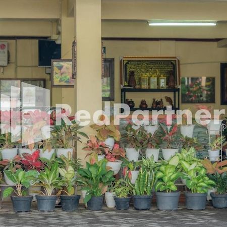 Vandhela Homestay Syariah Mitra Reddoorz スラバヤ エクステリア 写真