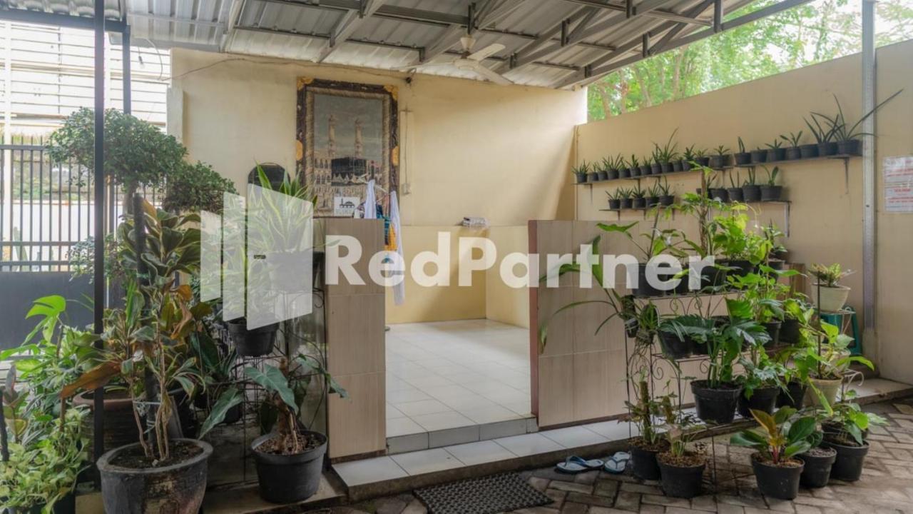 Vandhela Homestay Syariah Mitra Reddoorz スラバヤ エクステリア 写真