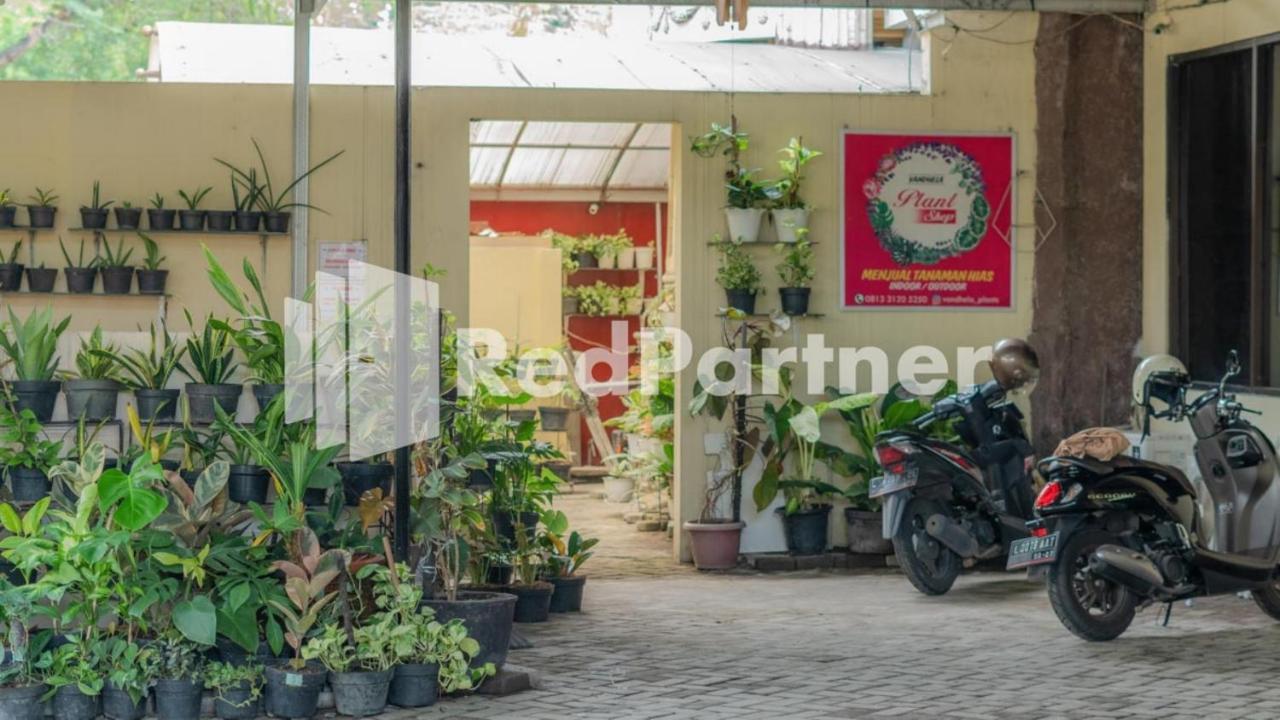 Vandhela Homestay Syariah Mitra Reddoorz スラバヤ エクステリア 写真